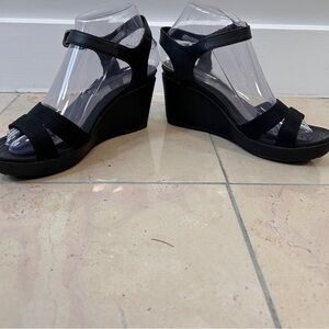CROCS Women’s Size 7 Leigh II Black Ankle Strap Wedge Sandals Cruise Resortwear
